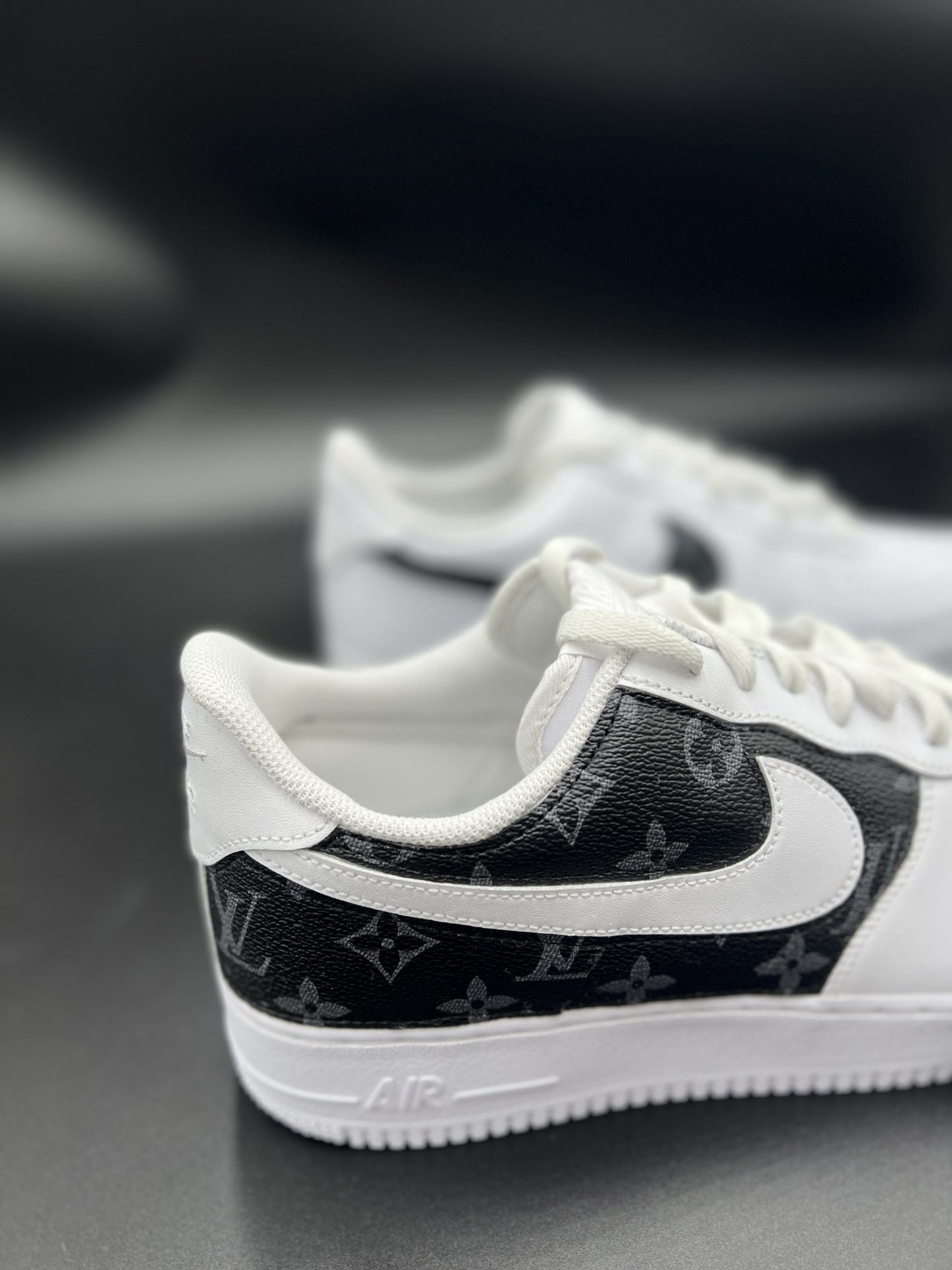 Nike Air Force 1 x outside/swoosh grey on black LV